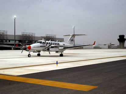 Avioneta de pruebas, en abril de 2015, en la pista del aeropuerto internacional Regi&oacute;n de Murcia.