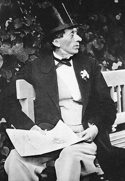 Hans Christian Andersen, en el jardín de Religheden, cerca de Copenhague, en 1869.