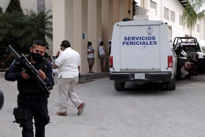 Un oficial de policía vigila la entrada de un hotel Hyatt Ziva Riviera en Puerto Morelos, Mexico. 
