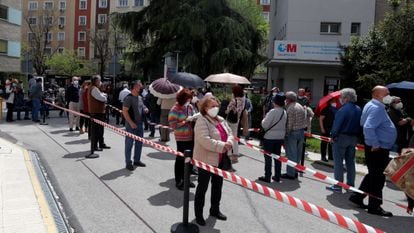 Varias personas esperan para recibir la vacuna contra la covid-19, a 27 de abril de 2021, en el Hospital Gregorio Marañón, en Madrid.