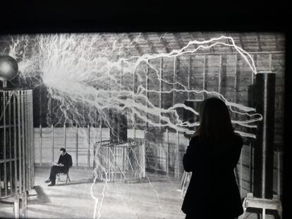Una visitante en la exposición sobre Tesla en Cosmocaixa.