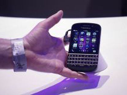 Dispositivo móvil Blackberry con el nuevo sistema operativo