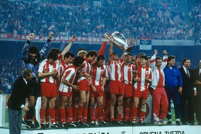 Los jugadores del Estrella Roja celebran la victoria en la final de 1991 contra el Olympique de Marsella.
