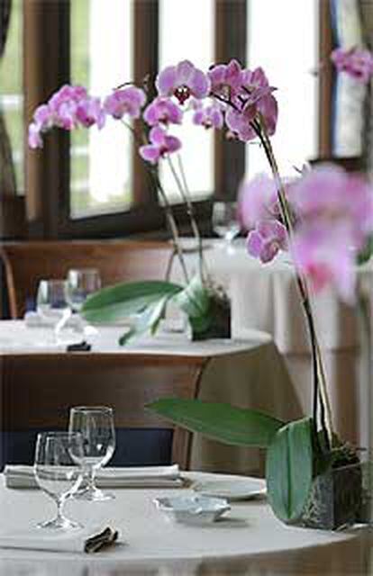 Orquídeas en las mesas del restaurante de Martín Berasategui, en Lasarte.
