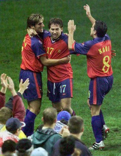 Tamudo, en el centro, felicitado por Angulo (izq.) y Xavi al marcar en la semifinal contra Estados Unidos en Sidney 2000.