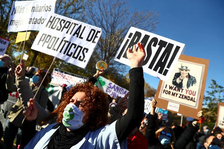 Manifestantes ante el hospital Enfermera Isabel Zendal, este miércoles.