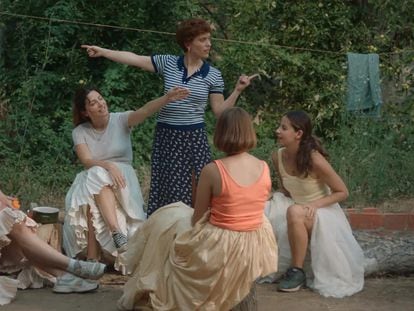 El quinteto protagonista de 'Las chicas están bien', con Itsaso Arana de pie