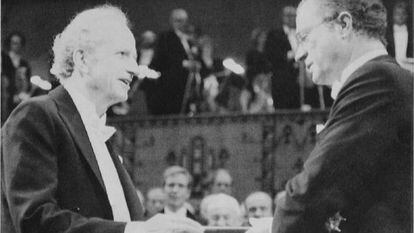 Gary Becker, izquierda, recibe el Nobel de manos del pr&iacute;ncipe de Suecia, Carl Gustaf, en 1992.