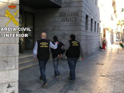 Dos agentes de la Guardia Civil conducen al detenido al juzgado.