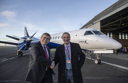 Peter Gibson (izquierda) y Paul Howell, primeros diputados 'tories' en la inauguración del aeropuerto de Teeside, en el noreste de Inglaterra.