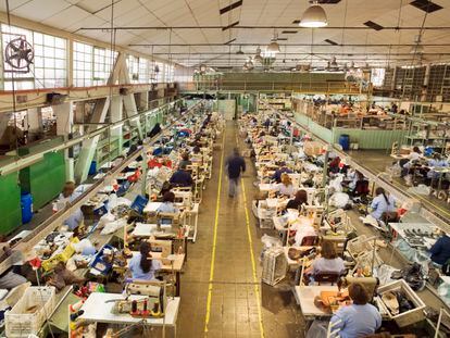 Obreros trabajan en una fábrica de calzado, en Santiago de Chile.