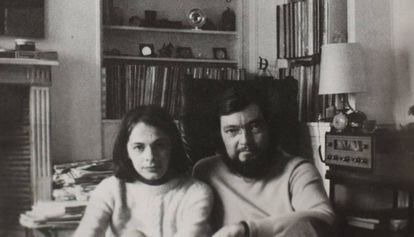 Cristina Peri Rossi i Júlio Cortázar, a la casa de l'autor a París, el 1973, en una de les imatges inèdites de la nova edició del llibre.