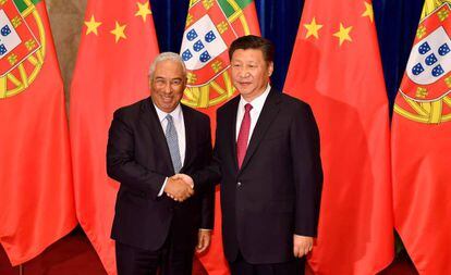 El primer ministro luso, Carlos Costa, con el presidente chino, Xi Jinping.