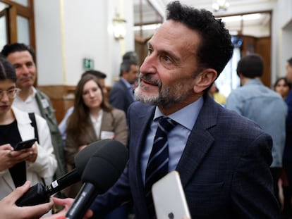 El coportavoz de Ciudadanos, Edmundo Bal, se dirigía el miércoles a los periodistas en los pasillos del Congreso.