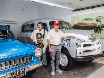 Roberto Escobar, hermano mayor del narcotraficante Pablo Escobar, posa en el garaje del museo dedicado a la memoria del extinto capo del cartel de Medellín, este diciembre.