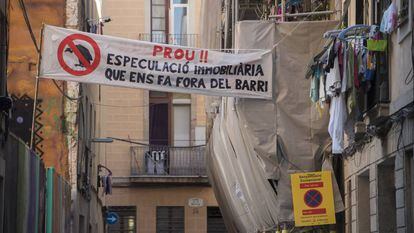 Una pancarta contra la especulación inmobiliaria en el barrio del Raval