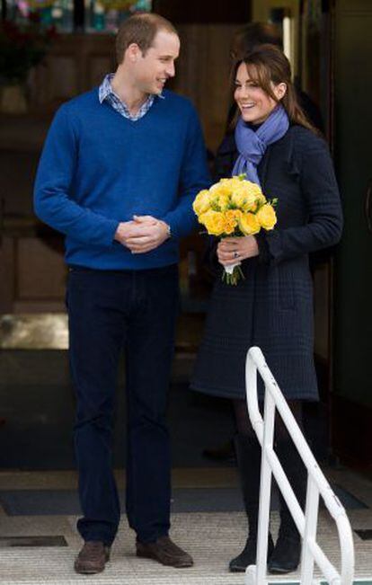 Los duques de Cambridge, a su salida del hospital Eduardo VII, en Londres.