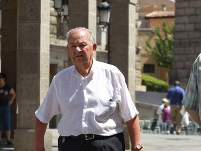 Un jubilado camina cerca del Acueducto de Segovia.