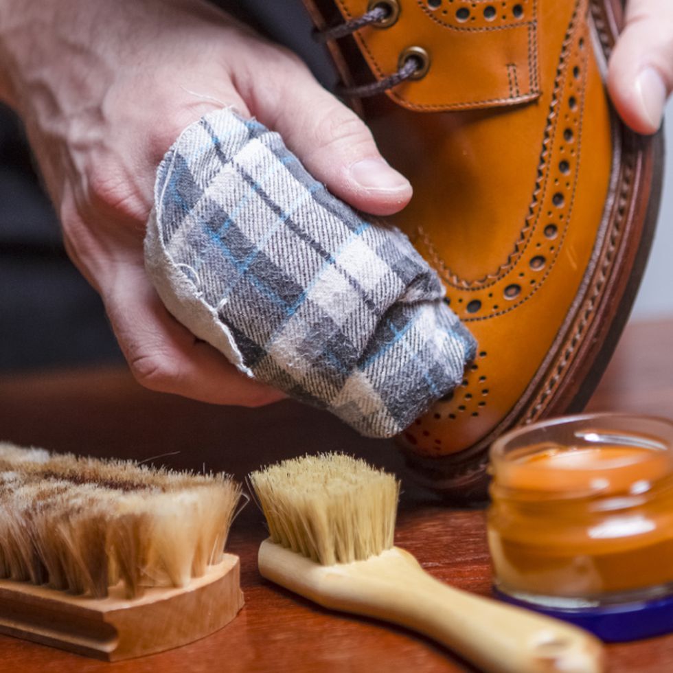 Ministerio Escupir falta Cómo limpiar y proteger tus zapatos de piel para que luzcan como el primer  día | Escaparate | EL PAÍS