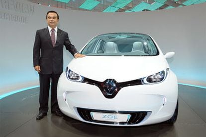 El presidente de Renault, Carlos Goshn, presenta el modelo Zoe en el París Auto Show, el pasado mayo.