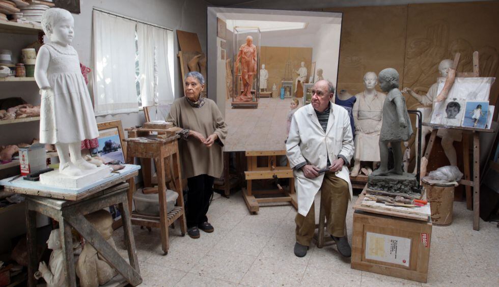 La pintora Isabel Quintanilla y su marido, el escultor Francisco López, en su taller.