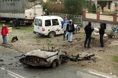 Los restos del coche bomba utilizado por ETA ayer en el barrio donostiarra de Martutene.