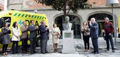 Acto de descubrimiento del busto al doctor Usparicha este jueves en Bilbao. 