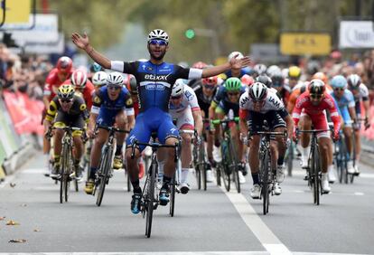 Fernando Gaviria cruza la meta en la París-Tours.