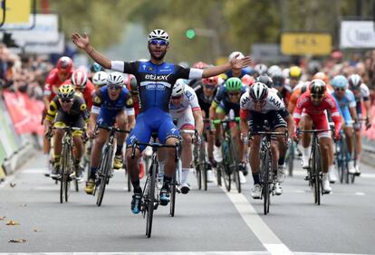 Fernando Gaviria cruza la meta en la París-Tours.