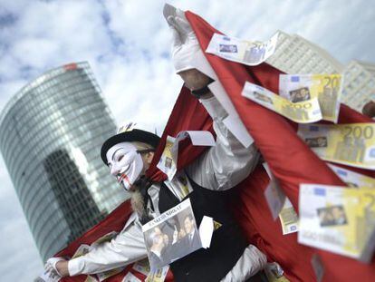 Protesta frente al ministerio de Finanzas bajo el lema &quot;Reparto justo. Impuesto sobre el patrimonio&quot;, hoy en Berl&iacute;n.