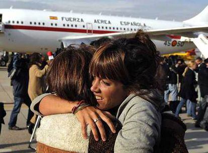 Una pasajera del vuelo procedente de Bombay se abraza a su madre en la base aérea de Torrejón.