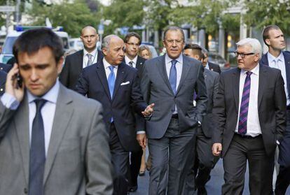 Los ministros de Asuntos Exteriores ucranio, Pavlo Klimkin (al teléfono), ruso, Serguéi Lavrov, francés, Laurent Fabius, y alemán, Frank-Walter Steinmeier, el miércoles en Berlín.