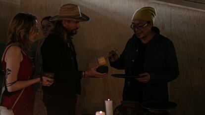 El artista Rirkrit Tiravanija sirve a invitados durante la exposición 'Mezcal vs. Pulque' en la galería Kurimanzutto, en Ciudad de México, este sábado.