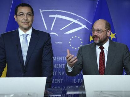 El primer ministro rumano Victor Ponta  durante la rueda de prensa que ha ofrecido junto al presidente del Parlamento Europeo, Martin Schulz.