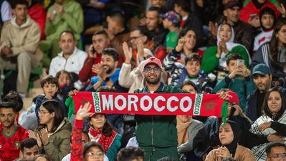Aficionados marroquíes durante el partido amistoso Marruecos-Angola, el viernes en Agadir.