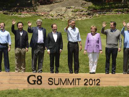 Foto de familia de los asistentes al G-8.