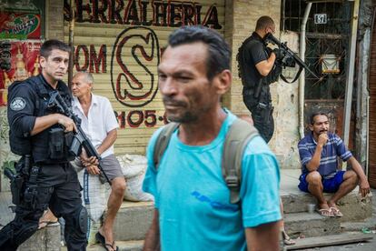 Policías de la CORE (Coordinadora de Recursos Especiales de la Policía Civil) patrullan las calles del Complexo da Maré, en Río de Janeiro.