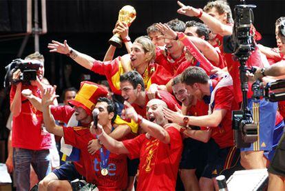 Los jugadores de la selección española celebran el triunfo del Mundial junto a la afición.