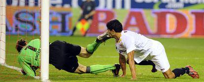 Lehmann patea en la boca a Renato en una ocasión del Sevilla.