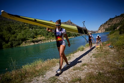 Aina Cid (en primer plano) coge el bote junto a su compañera Virginia Díaz antes de empezar el entrenamiento. Fermín Rodríguez.