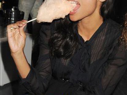 La actriz Rosario Dawson comiendo un algodón de azúcar en Londres 2012