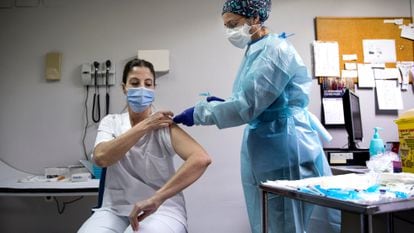 Vacunación de una sanitaria en el centro de salud de Catarroja, Valencia, en enero de 2021.