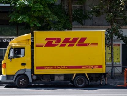 Un camión de la empresa de mensajería y paquetería DHL