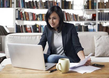 <p>De hecho, parece mentira que aún no lo sea, pero todavía hay muchos “líderes” que dedican su jornada a controlar que se hagan las cosas exactamente “a su manera” y el teletrabajo no encaja con su estilo de gestión ni de supervisión.</p> <p>Para sobrevivir a los nuevos tiempos, todos ellos deberán dar un giro de 180 grados a su estilo de gestión, porque cuando tenemos más autonomía somos más productivos e innovadores. De acuerdo a <a href="http://www.emeraldinsight.com/doi/abs/10.1108/01409171211238820">la investigación científica que hay detrás</a>, el teletrabajo refuerza el compromiso con la organización, el rendimiento y, por si fuera poco, supone un ahorro de costes de 1.200 € por trabajador al año.</p>