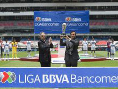 Vicente Rodero Rodero, vicepresidente y director general de BBVA Bancomer recibe de manos del Decio de Mar&iacute;a, presidente ejecutivo de la Liga MX, el trofeo de la Liga Bancomer.