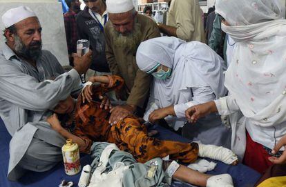 Una niña paquistaní que resultó herida en el terremoto de este lunes, en un hospital de Peshawar.