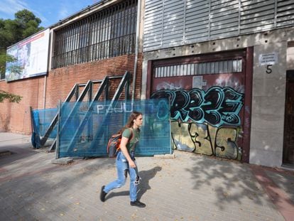 Una mujer camina por delante de la entrada de la Casa Vallet, este lunes.