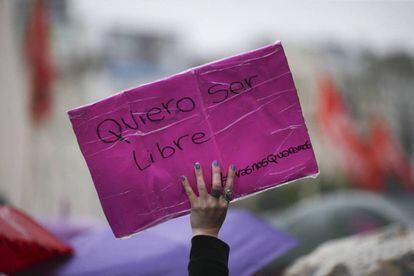 Una mujer porta una pancarta durante la marcha organizada por Ni Una Menos en octubre pasado.