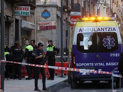 Agentes de la Ertzaintza y la Policía Municipal ante el bar donde un hombre ha matado a su pareja en Bilbao, según ha reconocido este miércoles el homicida confeso.