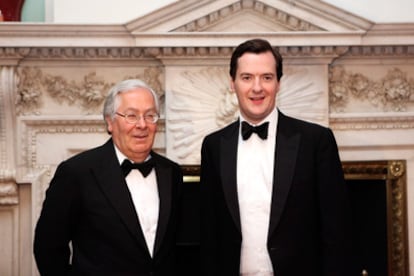 Mervyn King, gobernador del Banco de Inglaterra, a la izquierda, y George Osborne, ministro de Economía, posand durante un acto el pasado 16 de junio.